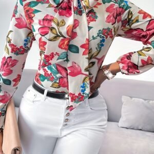 أطلقي أناقتكِ المزهرة: بلوزة العنق المربوطة لمواسم الانتقال!