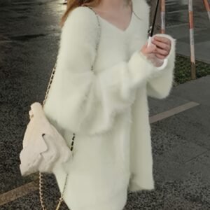 دفء أنيق بلمسة عصرية: بلوفر الشتاء الفضفاض برقبة V