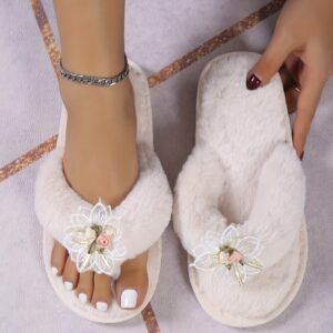 راحة مخملية ودفء ساحر: شبشب منزلي بلمسة زهرية!