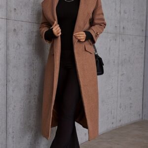 معطف الأناقة الخالدة: دفء وفخامة لموسم الشتاء