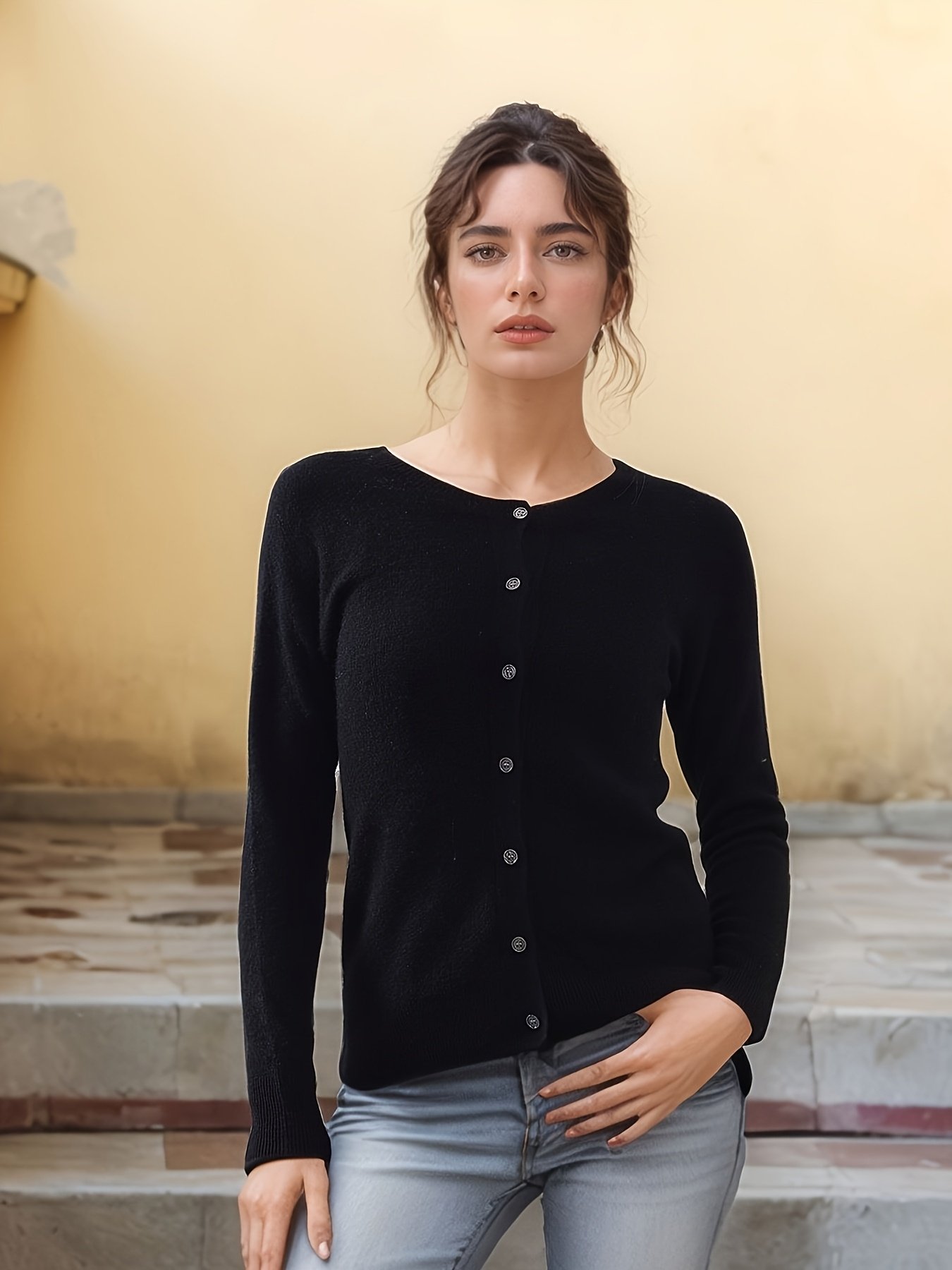 لمسة دفء فاخرة: كارديغان الصوف الأسود الأنيق - الصورة 4