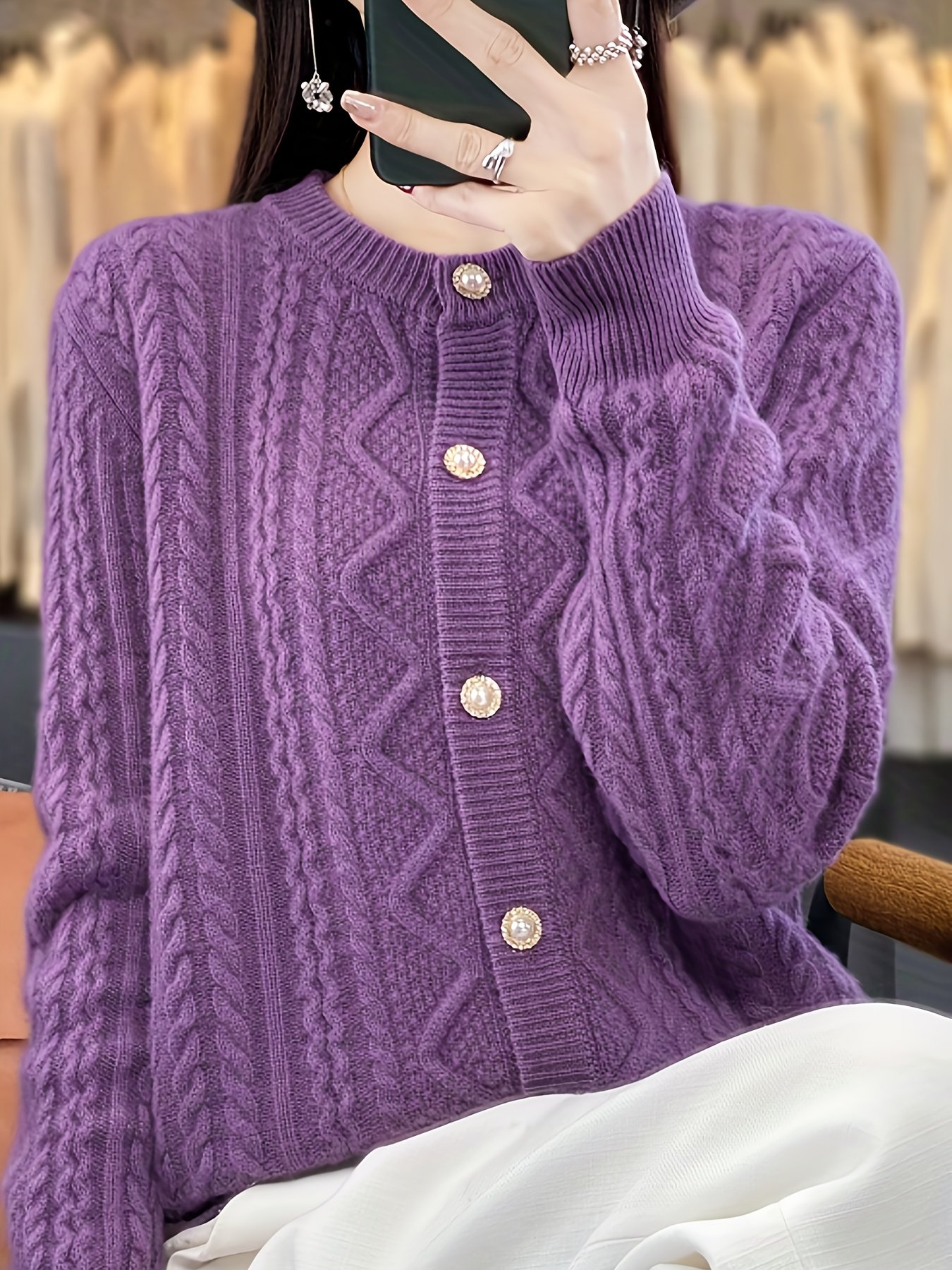 Chic Winter Warmth: A Cozy and Stylish Everyday Sweater - Image 3