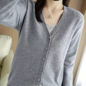 تألقي بلمسة الأناقة: كارديجان V-Neck المثالي لمواسم الانتقال!