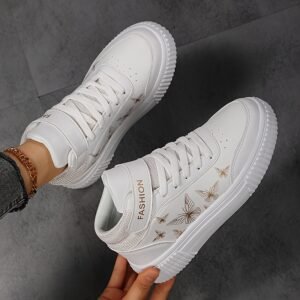 تألقي بأناقة فريدة: حذاء السكيت الأبيض بفراشات ذهبية ساحرة!