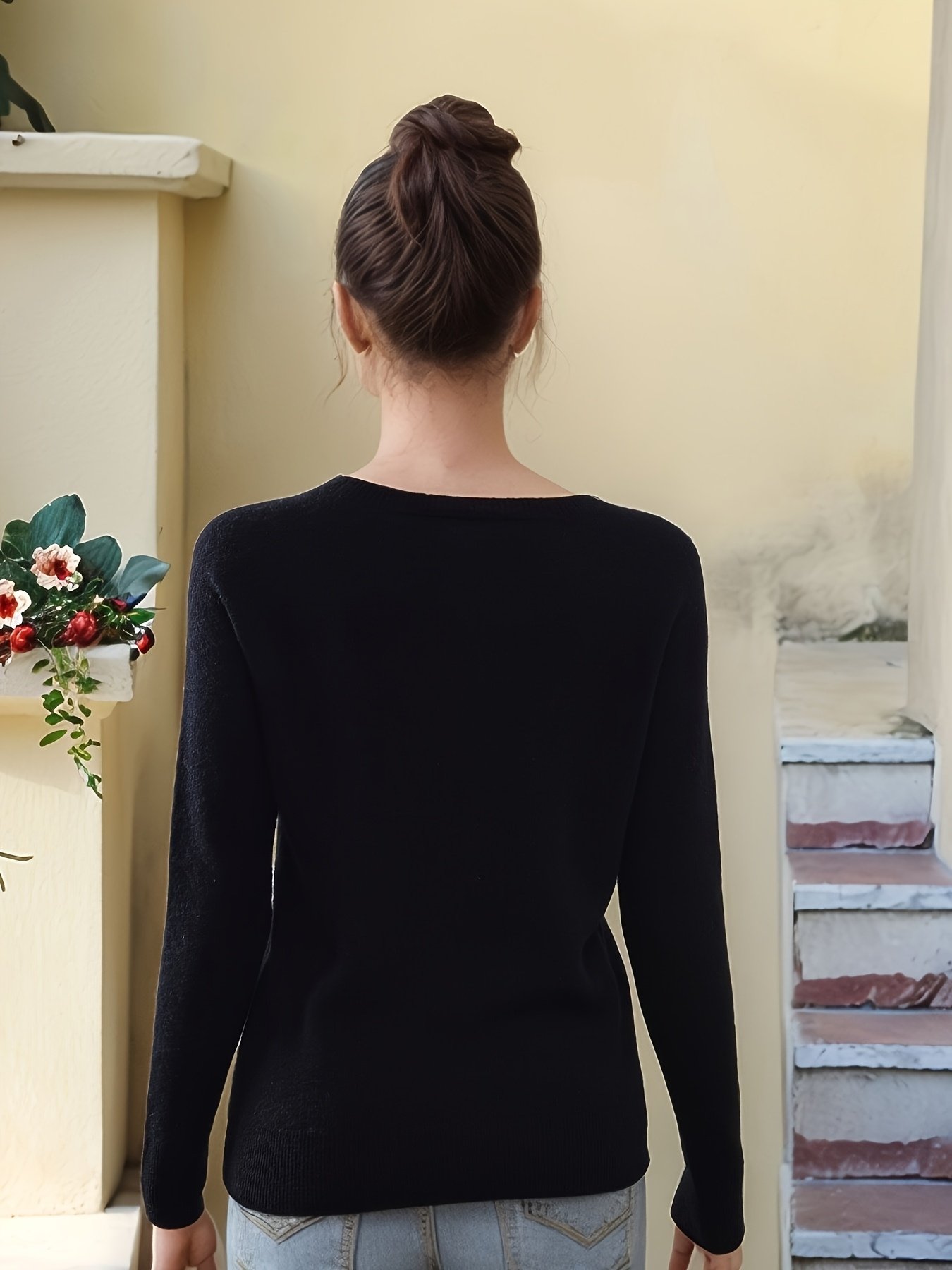 لمسة دفء فاخرة: كارديغان الصوف الأسود الأنيق - الصورة 2