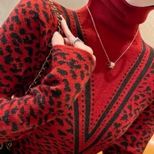 أناقة الشتاء الجامحة: كنزة الفهد الفاخرة بياقة عالية