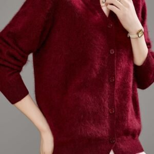 دفء الأناقة المترفة: كنزة الصوف والكشمير لشتاء 2025