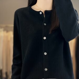 كارديغان الصوف الخالص: دفء وأناقة تليق بكِ في كل موسم