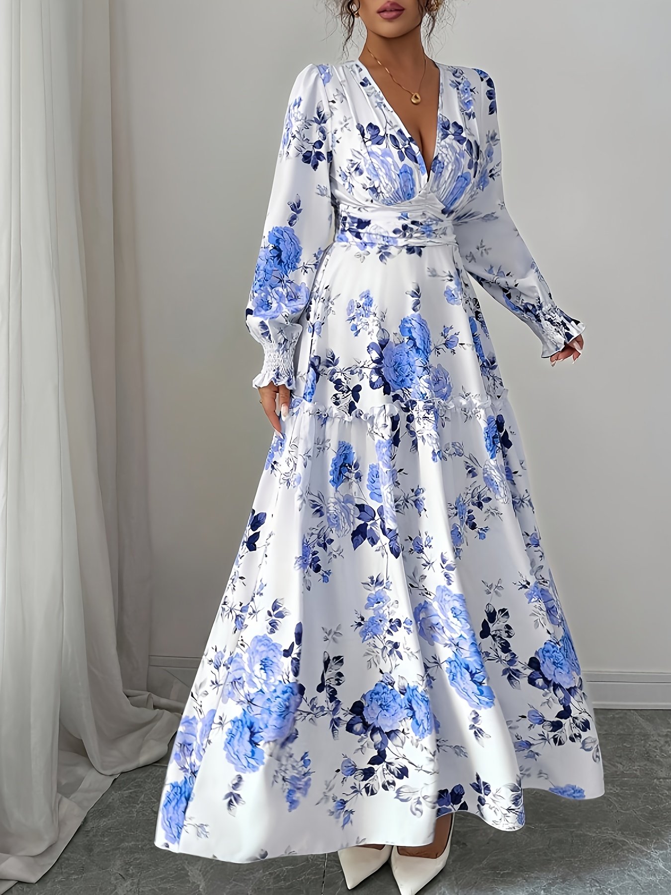 فستان الأنوثة الطاغية بكم الفانوس وقصة الـV