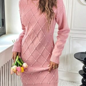 تألقي بفخامة اللؤلؤ: فستان السويتر الشتوي الأنيق