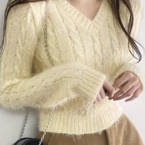 جاذبية لا تقاوم: كنزة V-neck لشتاء دافئ وأنايق!