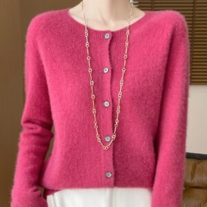 كارديجان الصوف الوردي: دفء وأناقة تليق بكِ