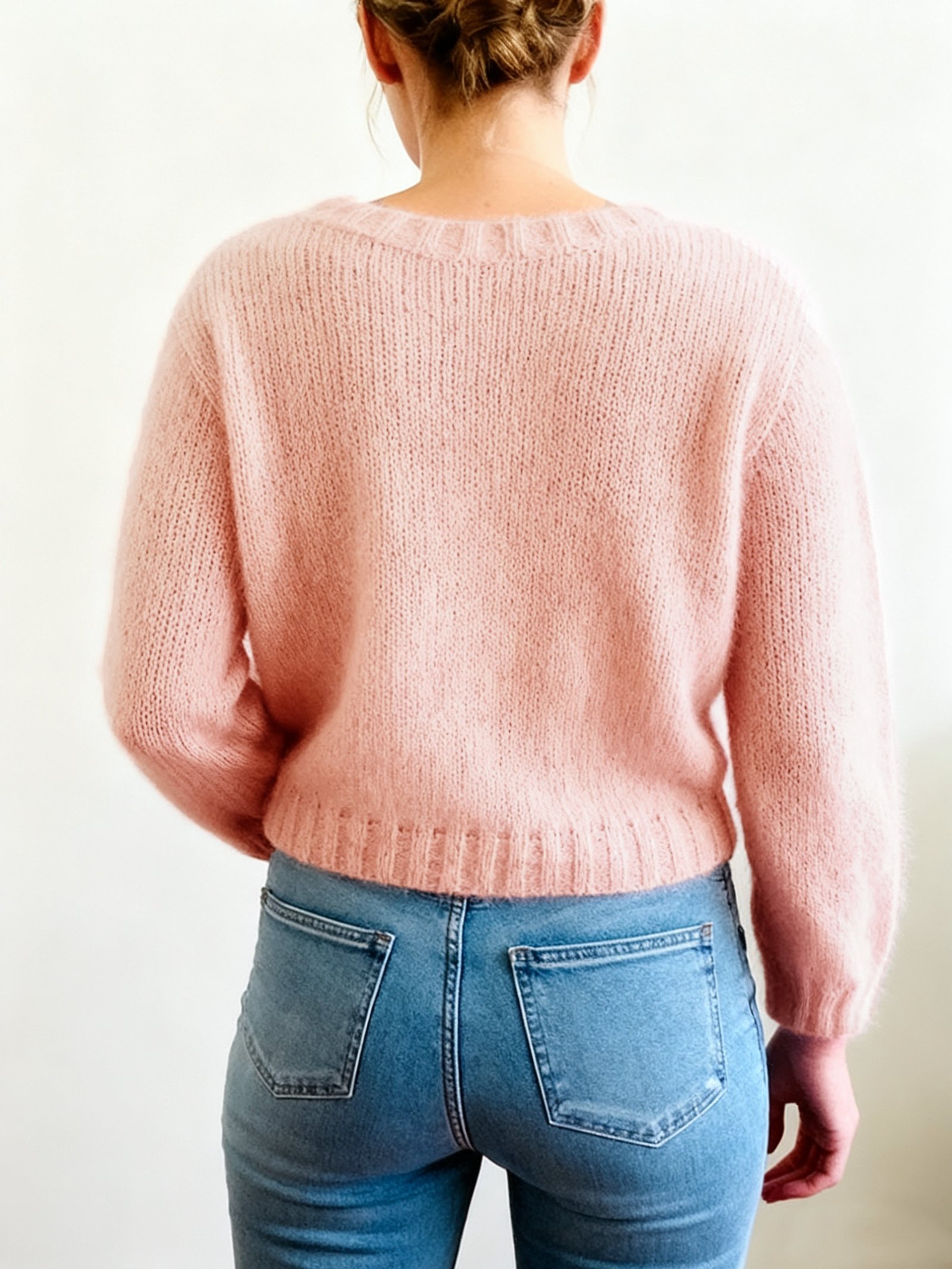 קסם החורף הוורוד: סוודר קצר אלגנטי עם צווארון וי עמוק – תמונה 4