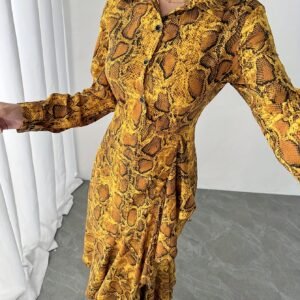 تألقي بجرأة: فستان الثعبان الميدي الذي لا يُقاوَم!