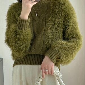 كنزة الأناقة المخملية: دفء المواسم الباردة بلمسة عصرية