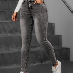 بنطلون الجينز السكيني: أناقة، راحة، وتنوع لا يصدق!