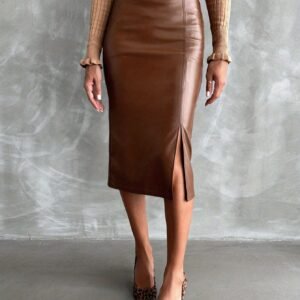 تنورة قلم الرصاص الجلدية الفاخرة: أناقة لا تعرف الفصول