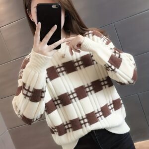 אלגנטיות חמה לעונות הקרות: סוודר המשבצות היוקרתי