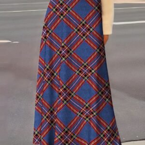 أناقة خالدة: تنورة الكاروهات الطويلة الفاخرة