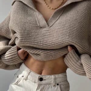 كنزة V-neck الفاخرة: أناقة مريحة لكل الفصول