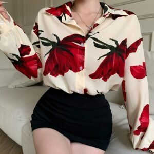 أناقة مزهرة: قميص نسائي فضفاض يضفي سحراً خاصاً على إطلالتكِ!