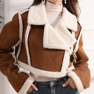 معطف الأناقة الشتوية: دفءٌ فاخرٌ وقصّةٌ تُبهر!