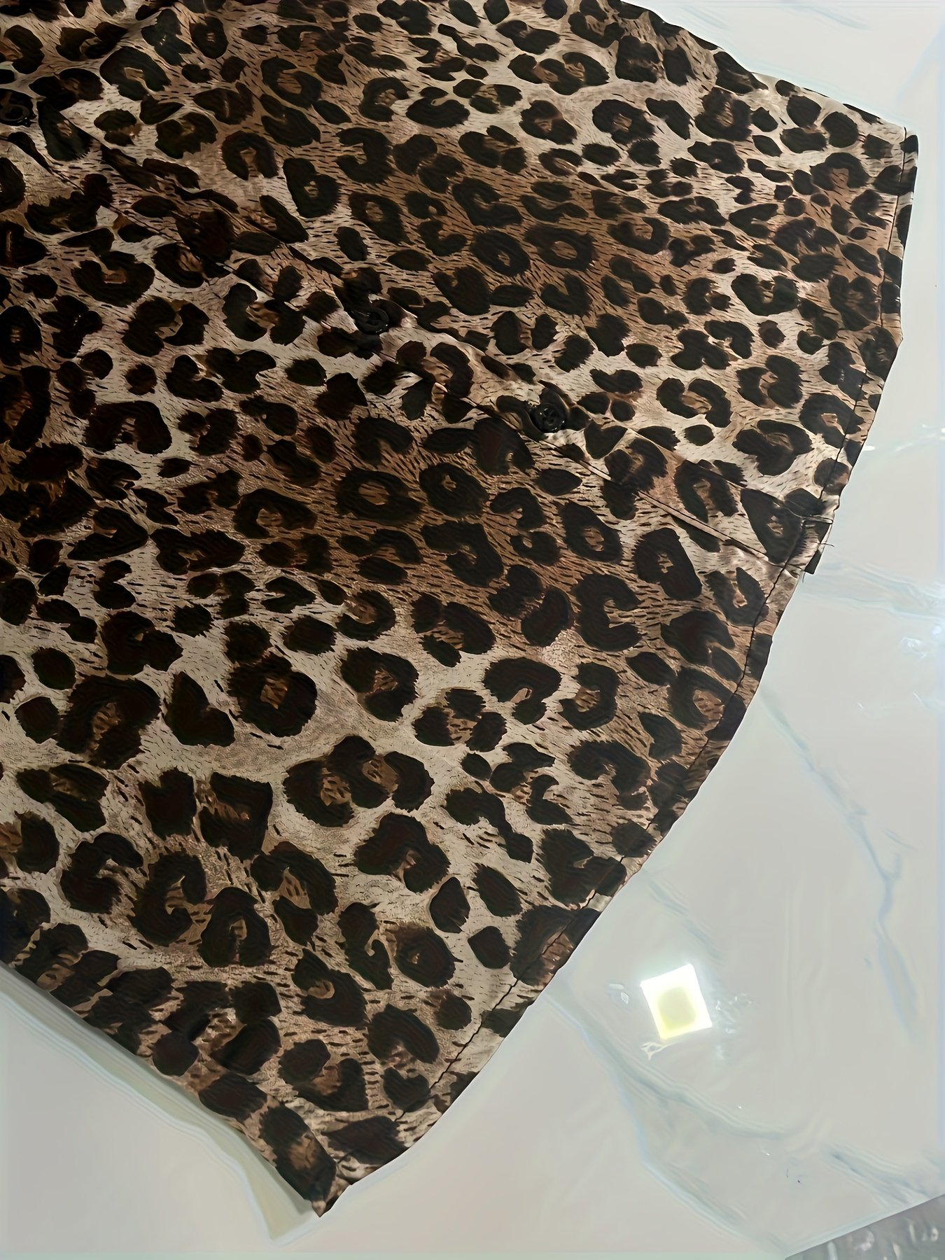 קסם פראי: חולצת סאטן בהדפס נמר למראה ייחודי שאין שני לו! – תמונה 6