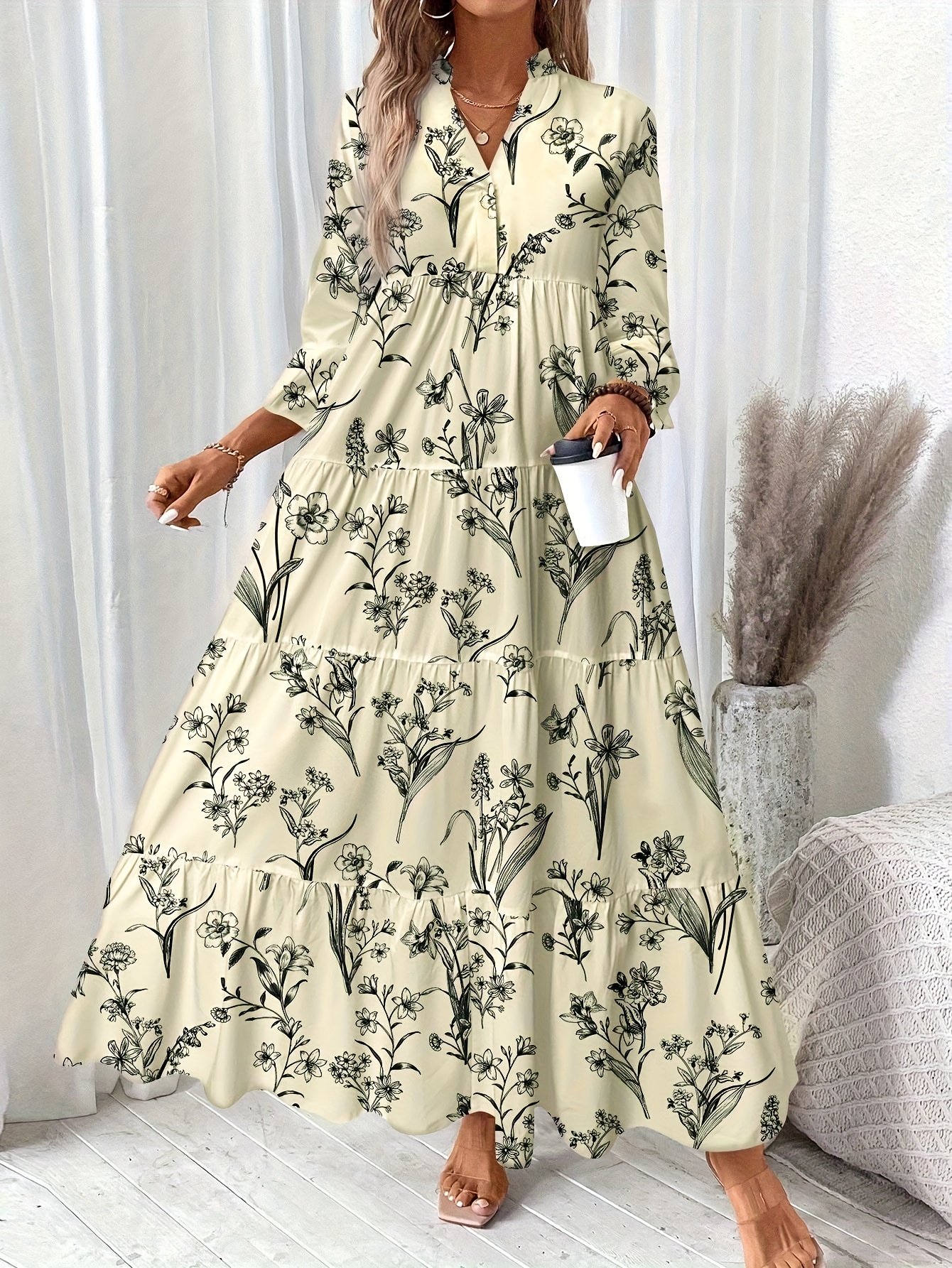 זהרי ביופי הטבע: שמלת מקסי פרחונית עם צווארון V – תמונה 3