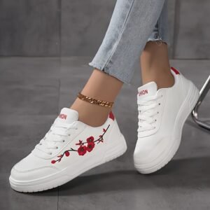 أناقة بيضاء بلا حدود: حذاء السنيكرز المثالي لكل خطوة