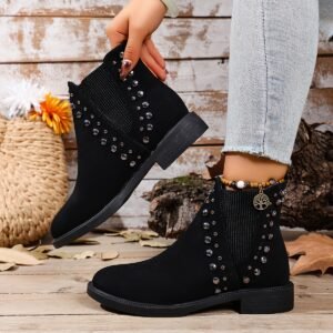 جاذبية لا تقاوم: بوت الكاحل بالكعب السميك والمرصع لإطلالة جريئة