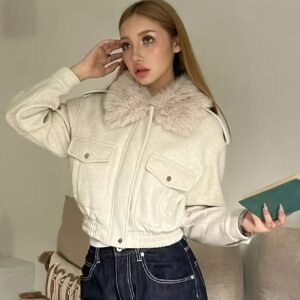 شتاء دافئ وأناقة لا تضاهى: معطف التويد الفاخر بياقة الفرو