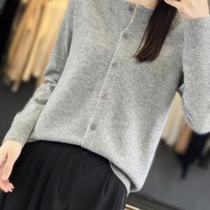 تألقي بلمسة من الرقي: كارديجان الصوف متعدد الاستخدامات