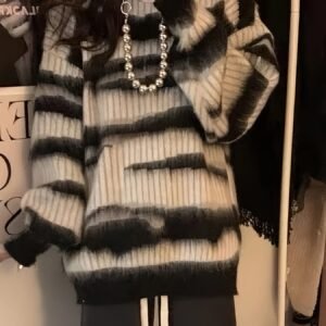 دفء لا يقاوم، أناقة لا تُضاهى: بلوفر الشتاء المخطط بتصميم عصري