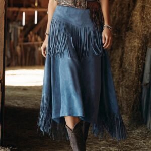 تنورة الميدي بالشرابات: أناقة الخصر العالي في أزرق ساحر!