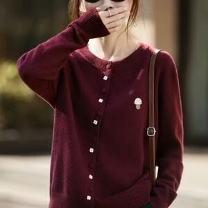 أناقة الدفء: كارديغان الكشمير الفاخر بتطريز الفطر الساحر!