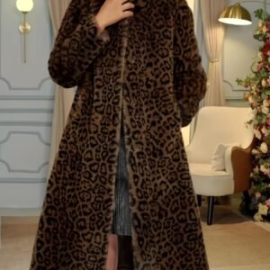 أناقة الشتاء البرية: معطف الفهد الفاخر