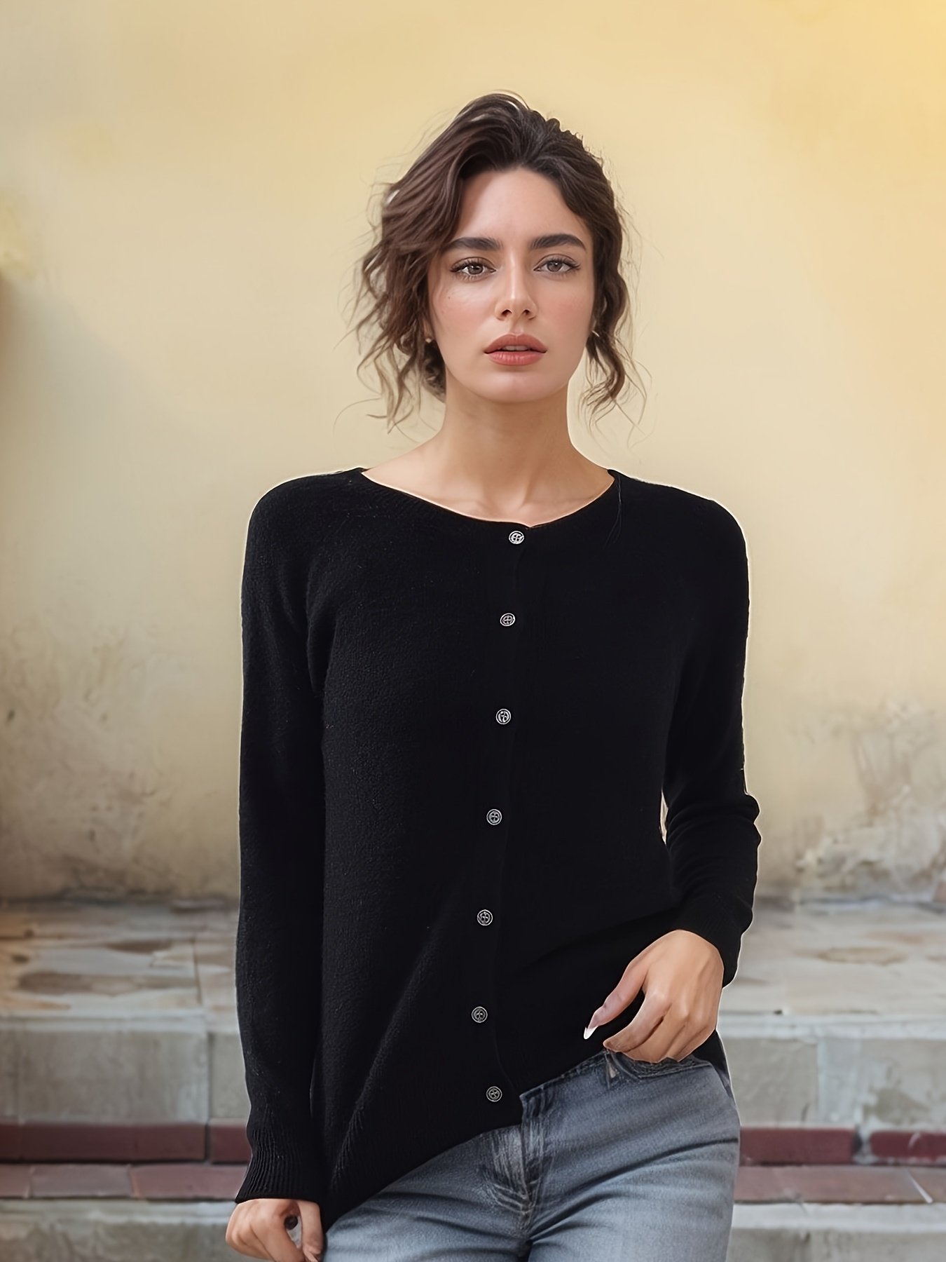 لمسة دفء فاخرة: كارديغان الصوف الأسود الأنيق - الصورة 3