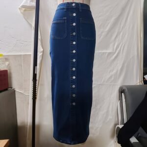 تنورة الدنيم الطويلة: الأناقة المرنة التي لا تُقاوم!