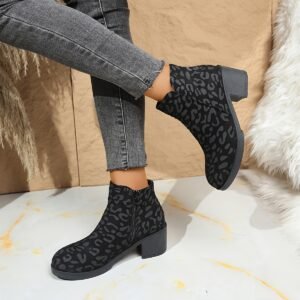 أناقة الشتاء الفاخرة: حذاء الكاحل بنقشة الفهد