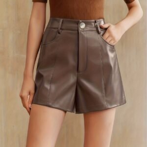 شورت برغندي جلدي لامع: أناقة تلفت الأنظار في كل مناسبة!