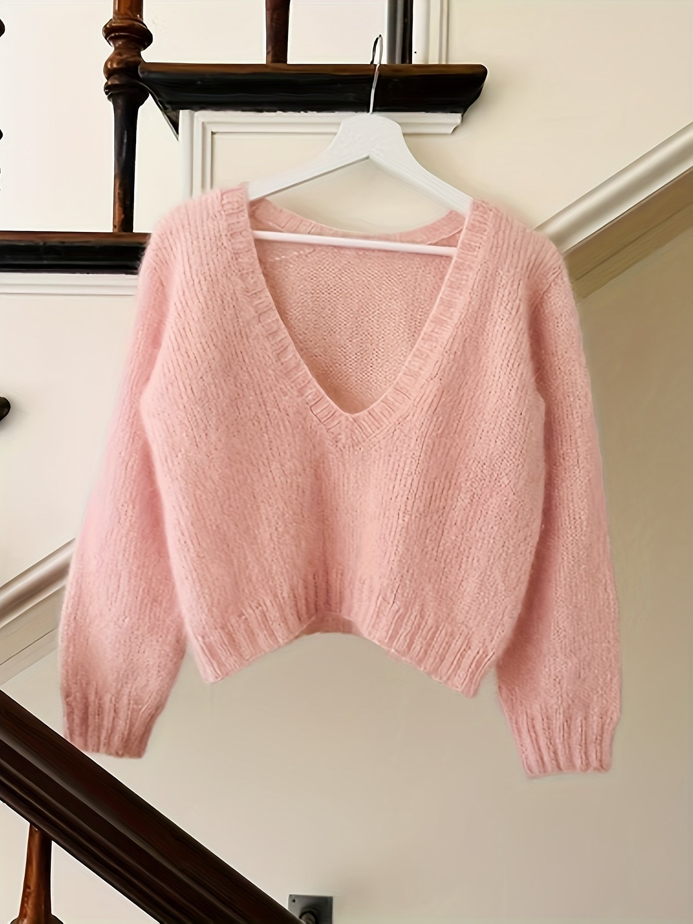 קסם החורף הוורוד: סוודר קצר אלגנטי עם צווארון וי עמוק – תמונה 5