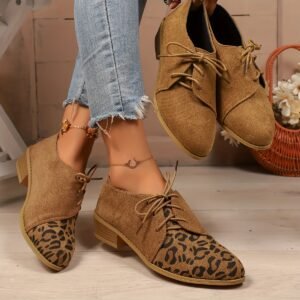 נעל הפנתר האלגנטית עם שרוכים - טאץ' אופנתי למראה שלך!