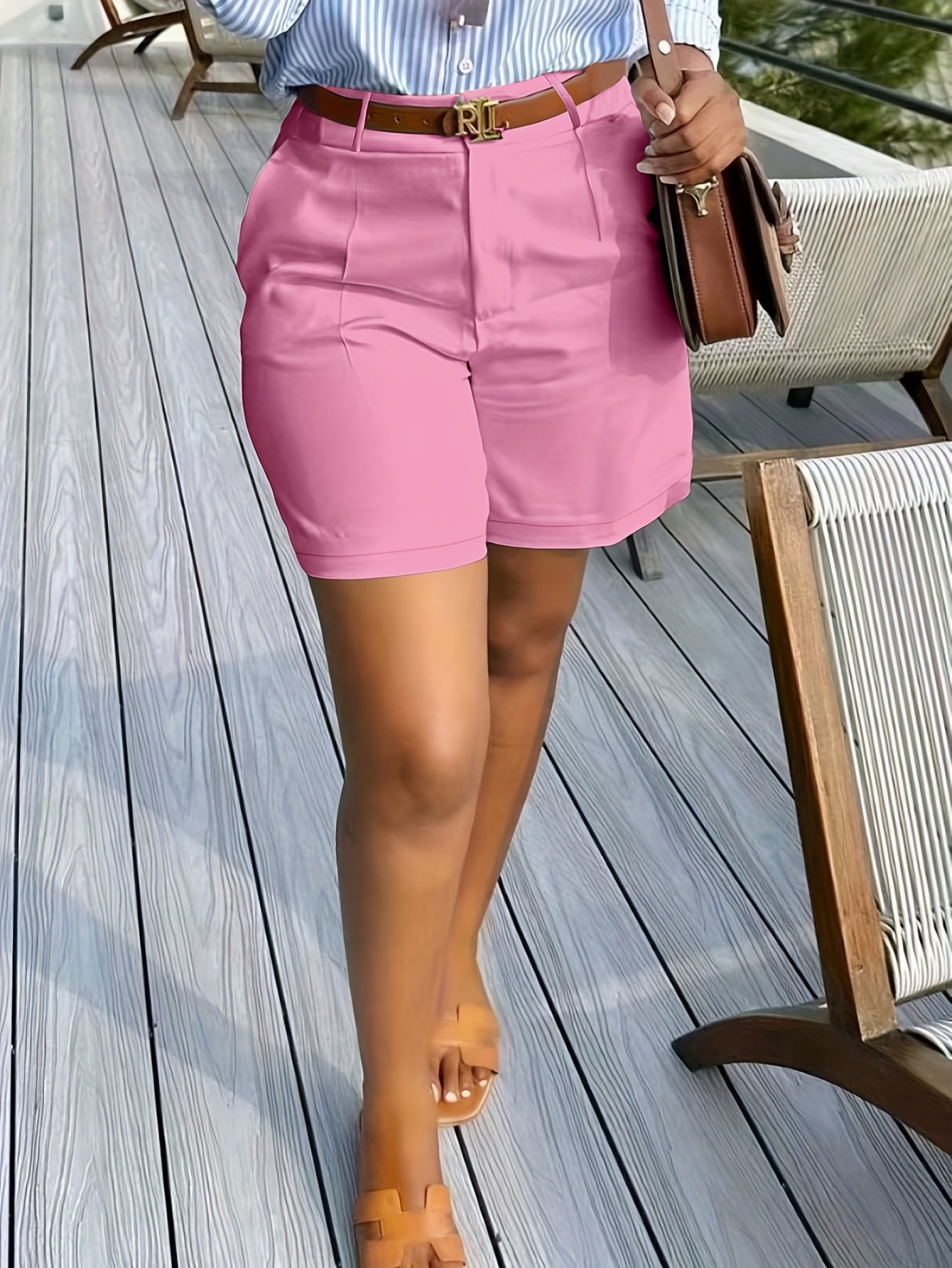 أناقة الصيف البيضاء: بنطال الكابري الكلاسيكي لكل لحظة! - الصورة 3