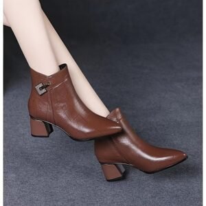 אלגנטיות שאין כמותה בכל צעד: מגפון הקרסול העכשווי שאת מחפשת!