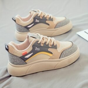 الحذاء الأبيض الأيقوني: أناقة عصرية وراحة بلا حدود!