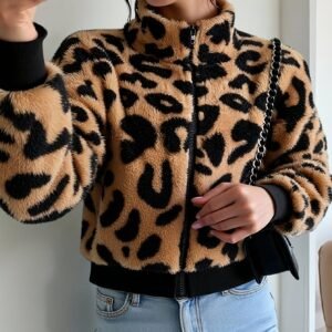 أناقة الفهد الجامحة: معطف الشتاء الذي لا يُقاوم!