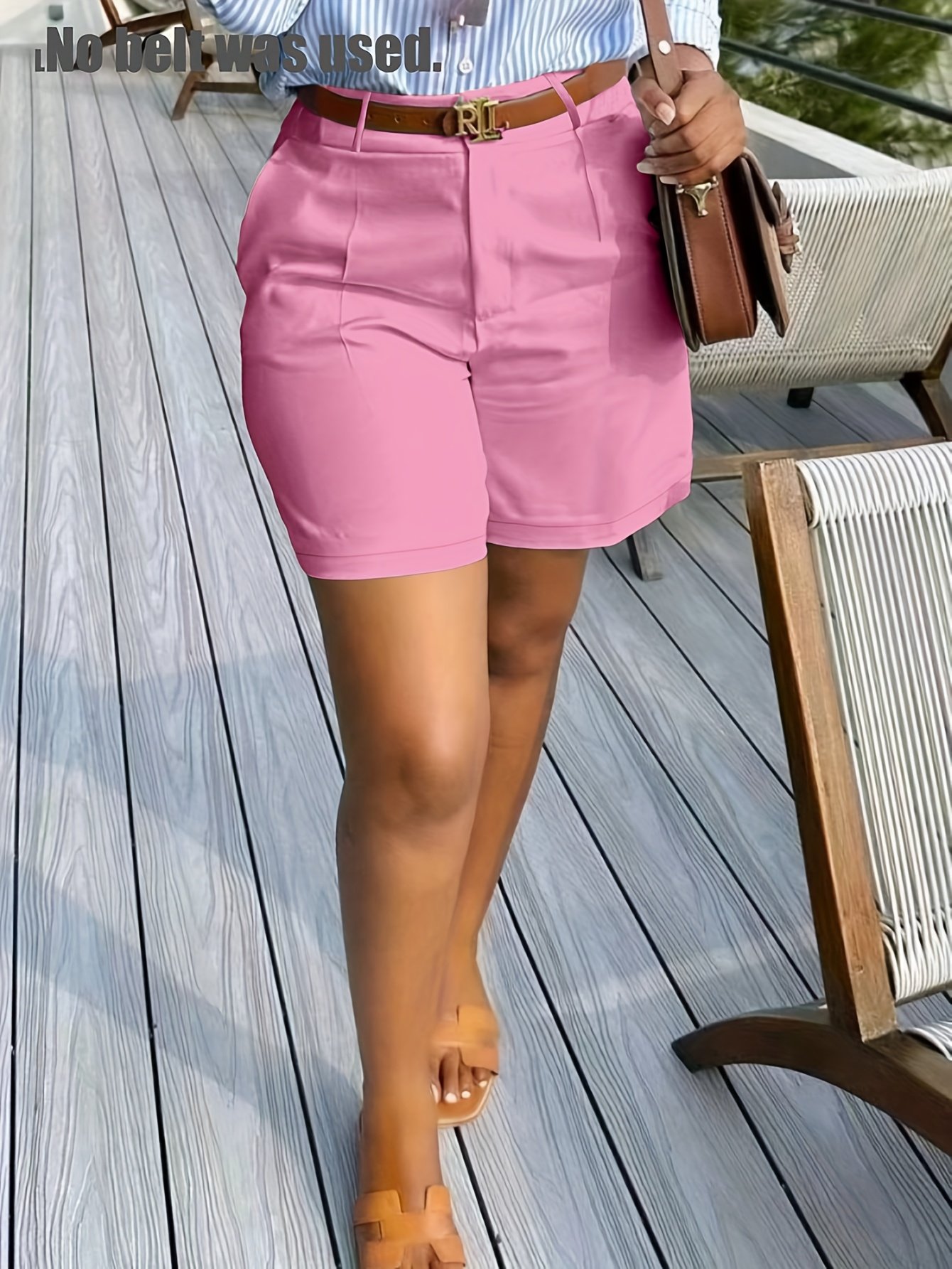 أناقة الصيف البيضاء: بنطال الكابري الكلاسيكي لكل لحظة!