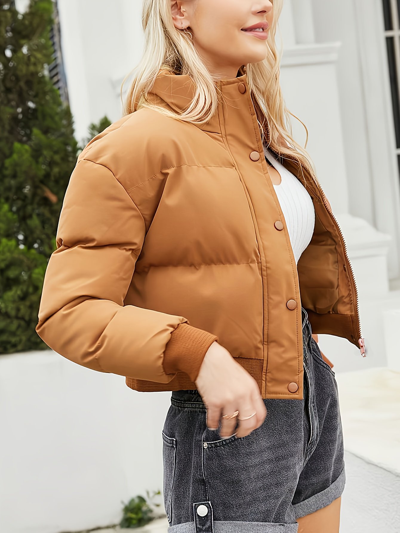 מעיל פוך קצר: חמימות אופנתית ואלגנטיות שאי אפשר לעמוד בפניה – תמונה 4