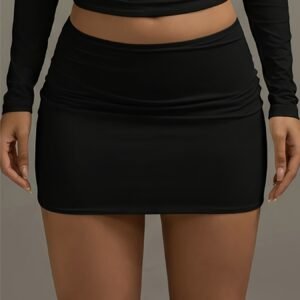 لمسة أناقة لا غنى عنها: التنورة القصيرة الضيقة الأنيقة