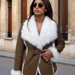 معطف الأناقة الراقية: دفء وجمال لا يضاهى لكل مواسمك!